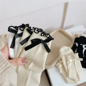 Nahaufnahme im Detail von japanischen JK Stil Rüschen Mittelsocken mit süßen Schleifen.