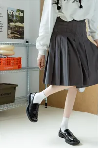 Bequeme Baumwollsocken für Damen, stilvolle Frühlings- und Sommerkleidung mit Plisseerock.