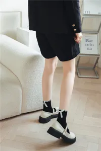 Modische japanische JK-Stil Damen Wadenstrümpfe mit Rüschenrand und 3D-Schleife für den Herbst.