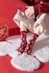 Chaussettes d'hiver rouges confortables avec motifs floraux et de lapin blancs, idéales.