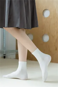 Detailansicht weißer Damen-Baumwollsocken mit Rippbündchen im schlichten japanischen Stil.
