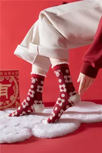 Chaussettes mi-mollet rouges pour femmes avec motifs floraux douillets et détails d'hiver.