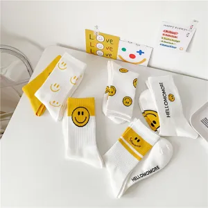 Chaussettes mi-hautes en coton smiley jaune et blanc mignonnes avec lettres pour femmes.