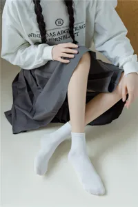 Damen einfarbige Baumwolle Mittelsocken, lässige atmungsaktive weiße Socken Detailansicht.
