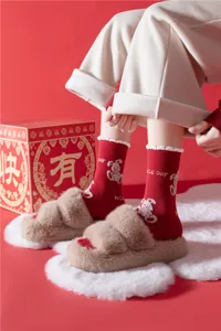 Chaussettes mi-hautes rouges festives avec motif d'ours et chaussons duveteux hiver.