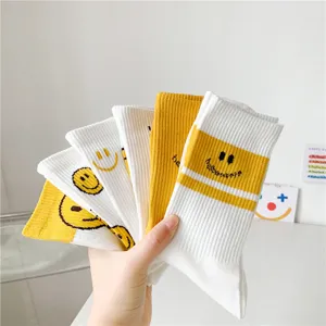 Chaussettes mi-hautes en coton smiley jaune blanc pour femmes, mignonnes chaussettes tricotées.