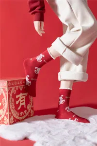 Chaussettes mi-hautes rouges festives pour femmes, motifs mignons, coton doux.