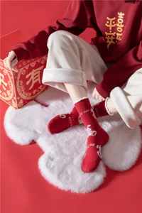 Chaussettes mi-hautes en coton rouge festives pour femmes, parfaites pour le Nouvel An.