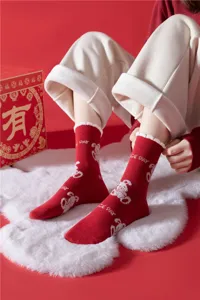 Chaussettes d'hiver rouges festives pour femmes avec motifs d'ours mignons et doublure polaire.