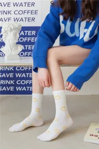 Chaussettes mi-hautes blanches en coton pour femmes avec imprimés souriants jaunes automne.