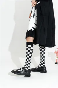 Schwarz-weiße karierte Wadensocken, japanischer Stil, atmungsaktive Kniestrümpfe Detail.