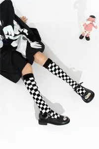 Japanische schwarz-weiße Karomuster Wadenstrümpfe, modische Kniestrümpfe für Damen.