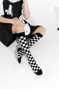 Schwarz-weiße Karomuster Kniestrümpfe im japanischen Stil atmungsaktive lange Damensocken