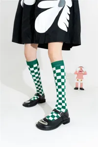 Japanische grüne und weiße karierte Wadenstrümpfe kombiniert mit schwarzen Mary Jane Schuhen.