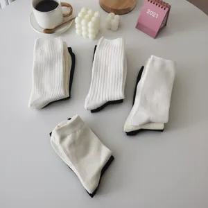 Calzini a costine a metà polpaccio casual da donna, semplici in cotone bianco e nero.