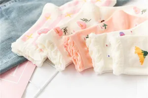 Süße japanische Vintage Damen Socken Detail zeigt Blumenmuster und süße Spitzenbündchen.