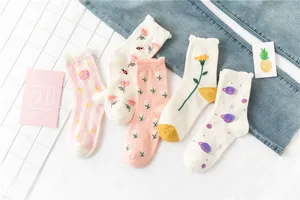 Detailansicht japanischer Damen Socken mit niedlichen Planeten und Blumen Mustern im Retro Stil.