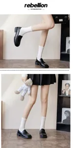 Chaussettes mi-mollet blanches style JK et mocassins en cuir noir vintage pour femmes tenues.
