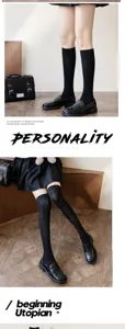 Gros plan de chaussettes hautes noires et mocassins, presentant un style JK classique.