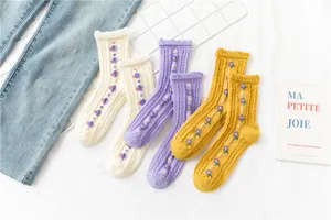 Detailansicht japanischer Vintage-Strick-Mittelsocken mit süßer Blumen- und Planetenstickerei.