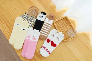 Nahaufnahme niedlicher Cartoon Tier Korallenfleece Flauschsocken, dicke warme Wintersocken.