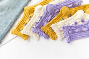 Niedliche japanische Vintage-Wadensocken mit einzigartigen Bündchen und Blumenstickereien.