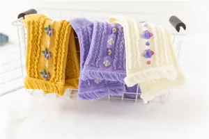 Nahaufnahme von Strickdamensocken mit süßen Planeten- und Blumenmustern und Bubble-Bündchen.