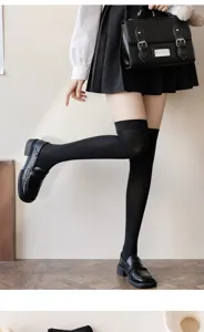 Vue détaillée de chaussettes hautes noires, parfaites pour les tenues style JK.