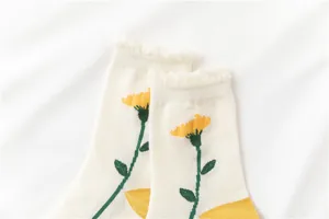 Stylische Damen-Mittelsocken mit süßem Rüschenbund und zartem gelbem Blumenmuster Detail.