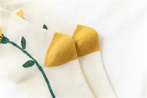 Nahaufnahme Detail von Retro Blumen Damen Mittelsocken, mit süßem gelben Blüten und grünem Stängel.