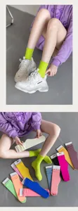 Detailansicht von Samt-Slouch-Socken in verschiedenen Morandi-Farben, weich und atmungsaktiv.