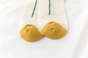 Gemütliche creme-weiße Damensocken mit gelben Zehenkappen und grünen Streifendetails für Alltag.