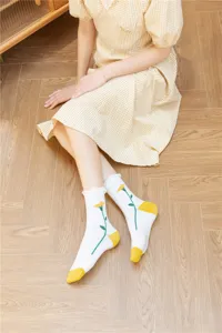 Japanischer Retro-Stil Damen Wadenstrümpfe weiße süße Blumenstickerei gelber Kontrastsaum.