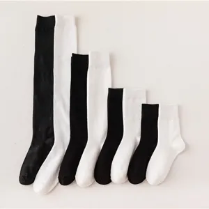 Ensemble de chaussettes JK noir et blanc pour femmes avec plusieurs longueurs assorties.
