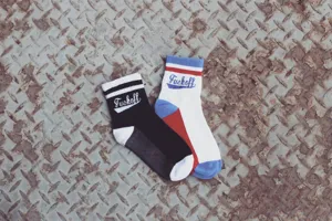 Λεπτομέρεια για βαμβακερές κάλτσες, ριγέ streetwear σχέδιο με κείμενο, άνετη εφαρμογή.