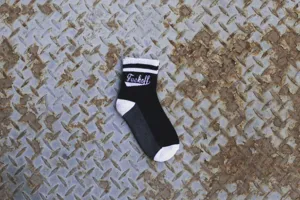Μαύρες και άσπρες ριγέ κάλτσες μεσαίου ύψους με στυλ σκέιτ για καθημερινή χρήση.