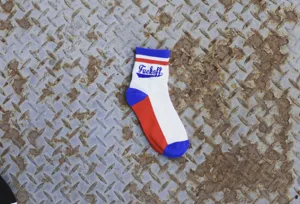 Λεπτομερης οψη απο βαμβακερες καλτσες streetwear σε λευκο κοκκινο μπλε με τυπωμα.