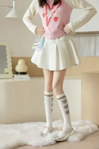 Chaussettes hautes de style collège français avec motifs de cœurs mignons et rayures pour l'automne.