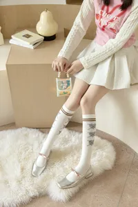 Chaussettes hautes style collège français pour femmes, chaussettes mi-mollet à motif de cœur.