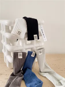 Chaussettes de sport pour hommes, design côtelé rétro, coton confortable pour le quotidien.