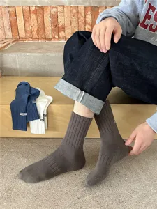 Men's ribbed crew socks for daily wear, comfortable breathable cotton athletic socks.