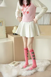 Chaussettes hautes roses de style collège français avec motifs de cœur mignons, idéales pour l'automne.