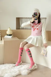Chaussettes de compression hautes roses de style collège français avec des motifs mignons.