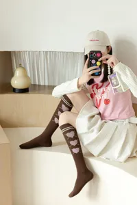 Chaussettes hautes tricotées pour femmes, style collège rétro avec des motifs de cœur mignons.