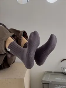Chaussettes mi-hautes côtelées en coton pour homme avec étiquette, style américain sport et loisir.