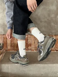 Men's mid-tube ribbed cotton socks featuring stylish English embroidery and comfortable casual wear.