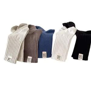 Chaussettes mi-hautes décontractées en coton pour homme avec étiquettes et grosses côtes.