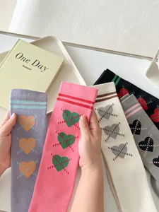 Chaussettes hautes style collège français avec motif de cœur mignon pour automne hiver.