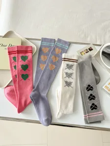 Chaussettes hautes style collège avec motifs de cœur mignons et rayures pour femmes.