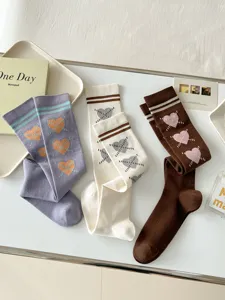 Chaussettes hautes style collège français avec de jolis motifs de cœur pour femmes hiver.